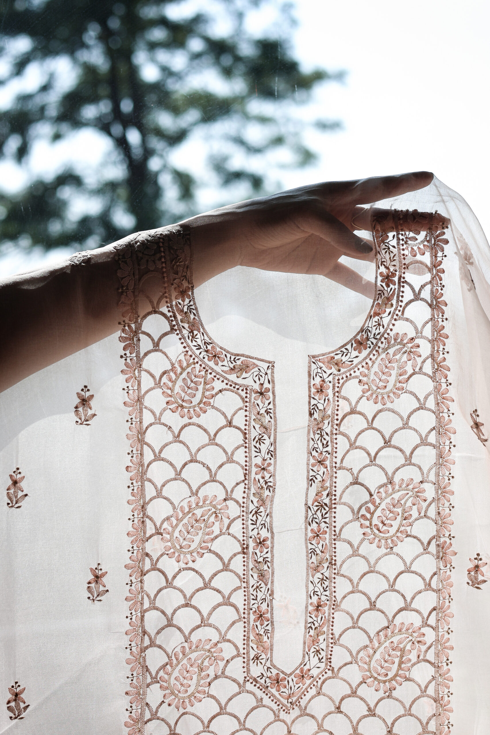 Peach Paaras | Hand Embroidered Chikankari Pure Organza Kurta Set - Image 2