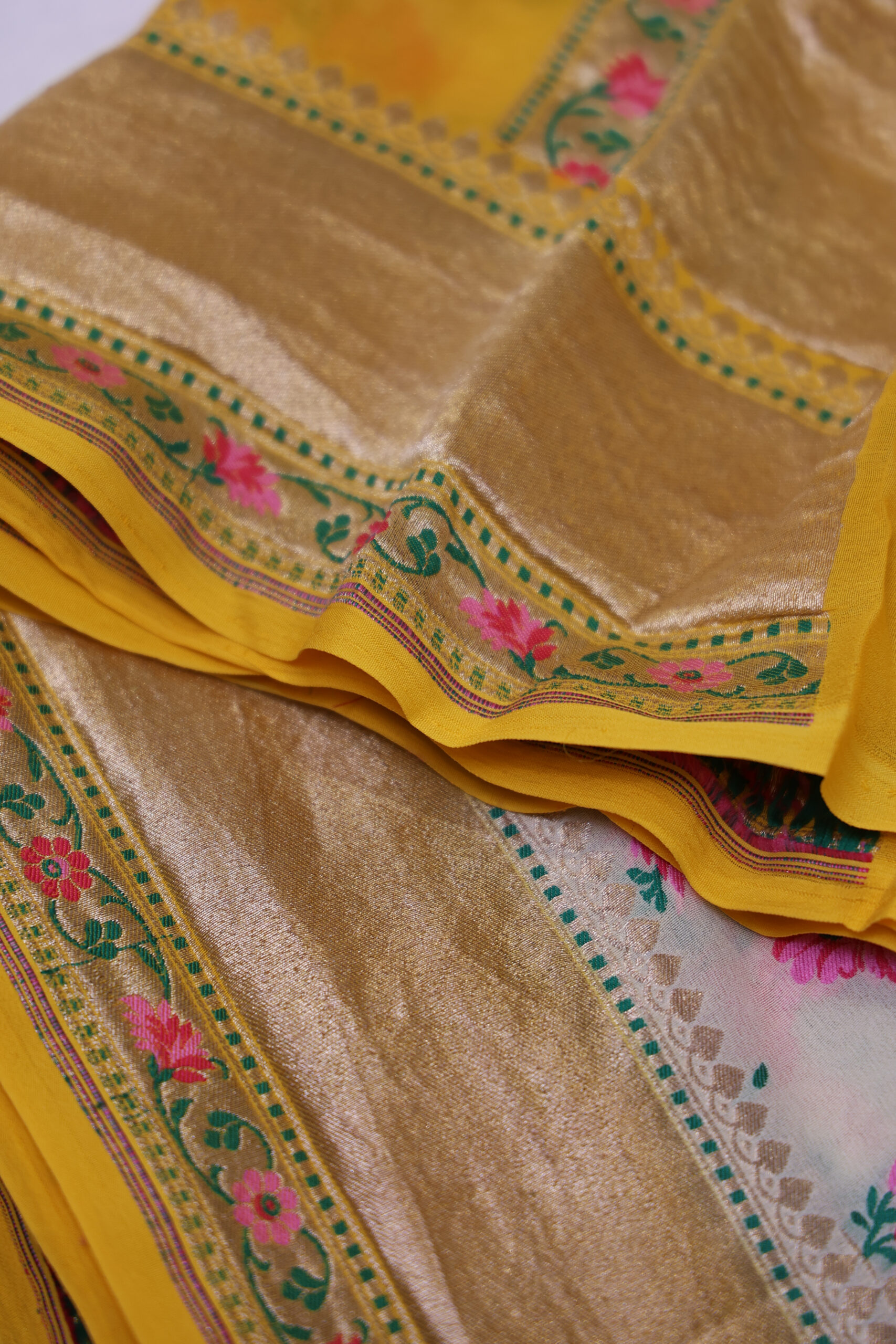 Zar-e-Gyasar | White Yellow Gyasar Chiffon Saree - Image 5