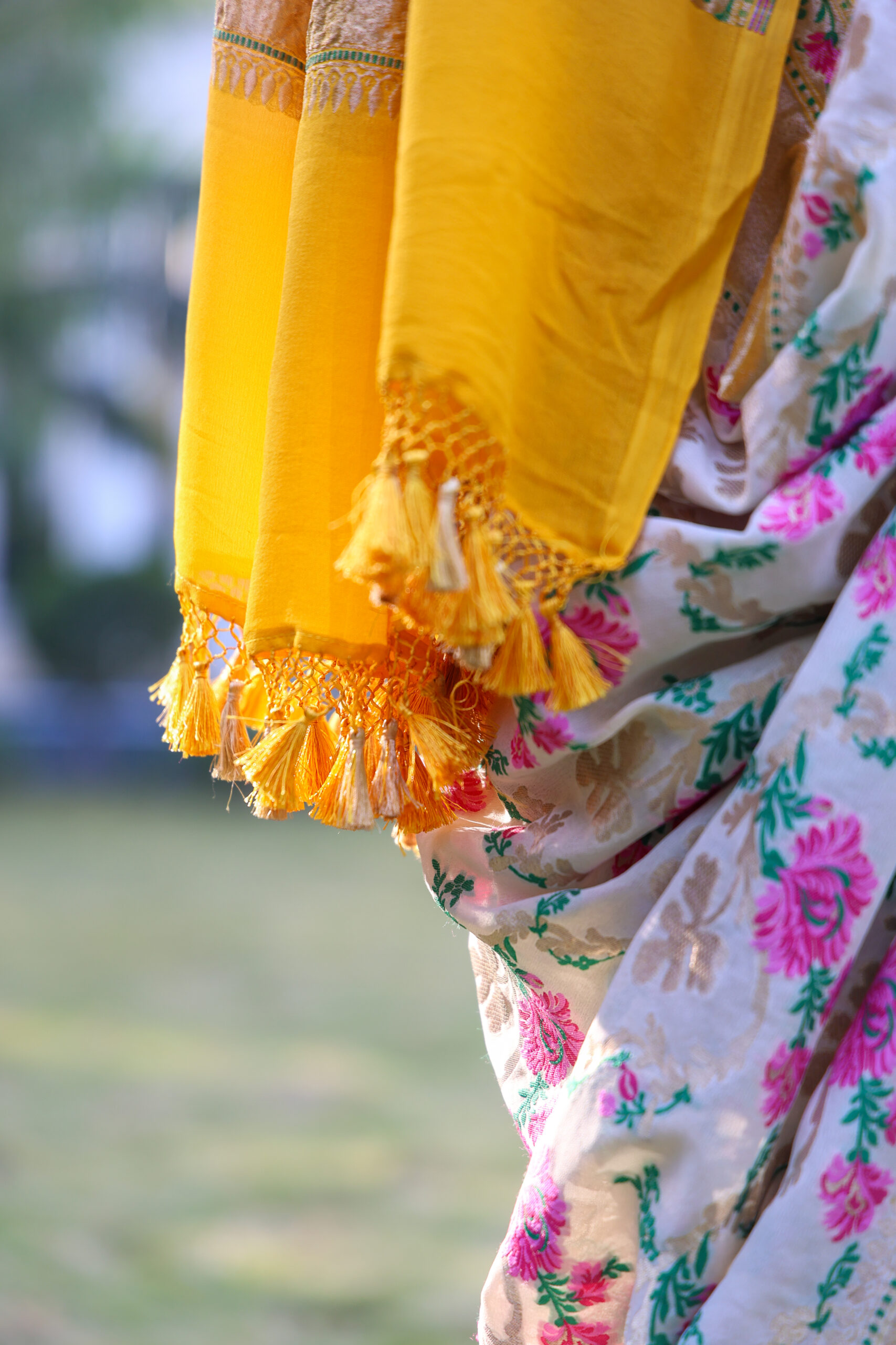 Zar-e-Gyasar | White Yellow Gyasar Chiffon Saree - Image 4
