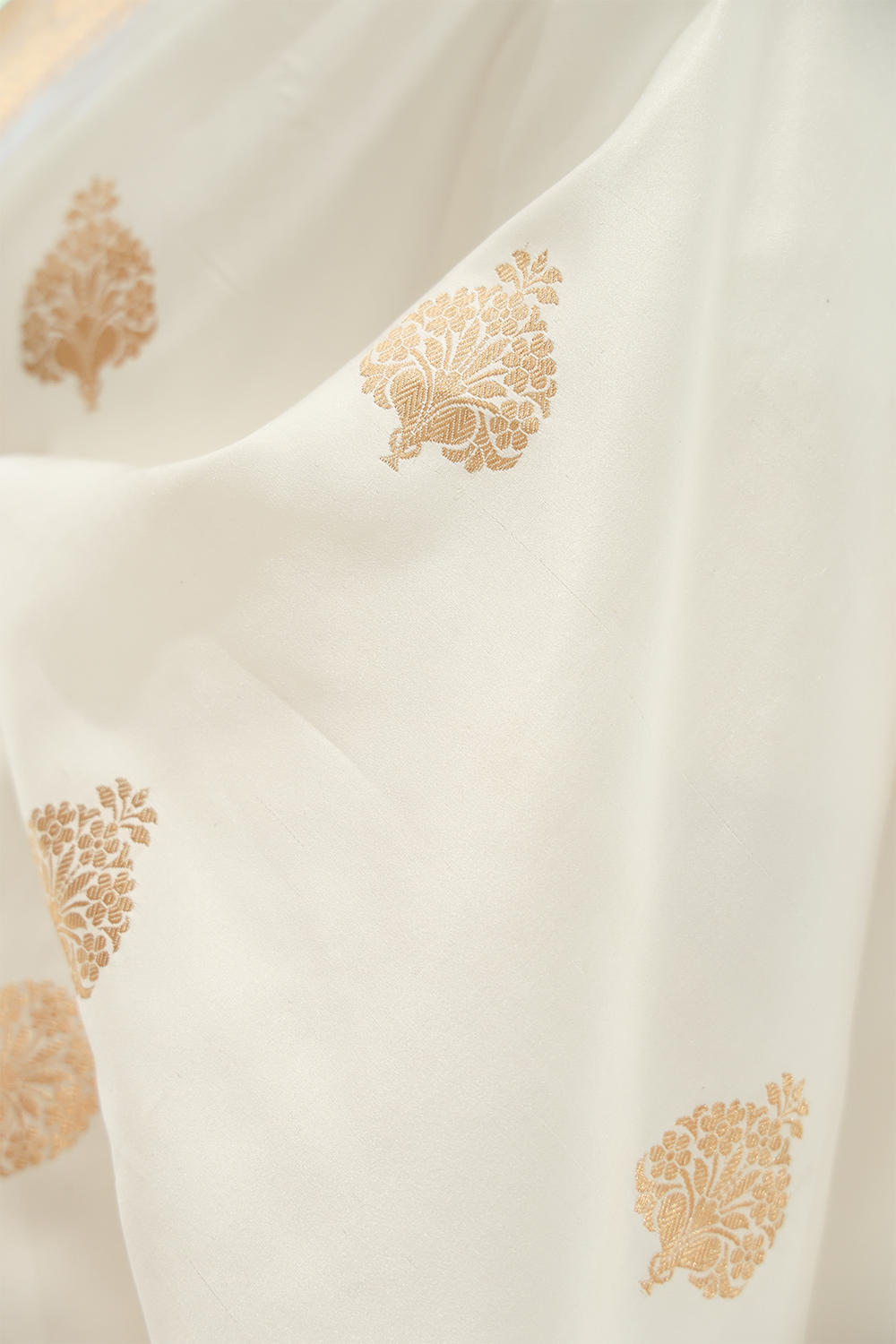 Ivory Mashru Silk Saree with Zari Border and Boota - Image 4